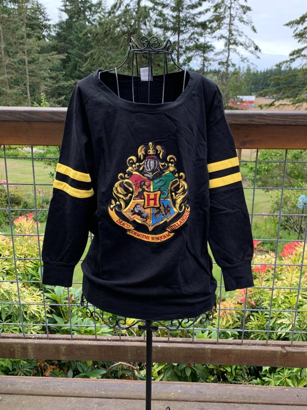 Harry Potter Ladies sz Small Black Long Sleeve Pullover Shirt w/Hogwarts Graphic